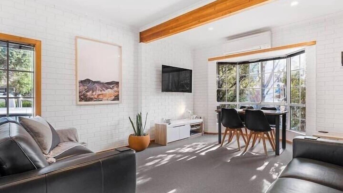 Hobart Central Business District House | Cozy 2-Bed Villa in Prime Location with parking.