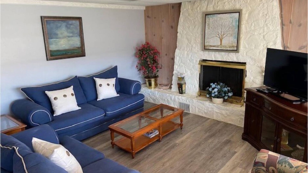 Cleora Cottage | Cozy 2 Bedroom 1 Bath Lake Front Cottage