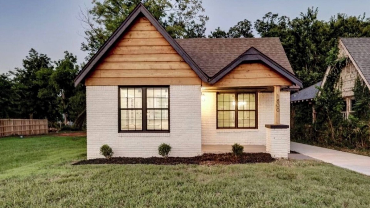 Central Oklahoma City Cottage | Cozy 2 Bedroom 2 Bath Cottage in Central OKC Pets ✅