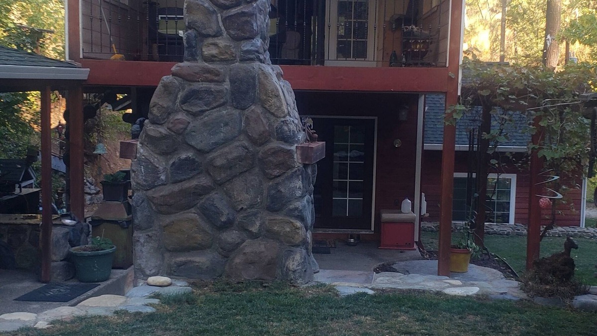 Lakehead House | Cozy 2-bedroom,2bath house in enjoyable Redding with WiFi, AC. 2 creeks
