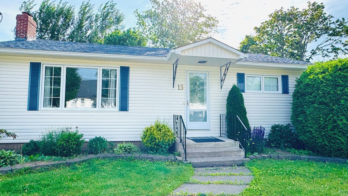 Moncton Apartment | Cozy 2 bedroom apartment with yard, big lounge