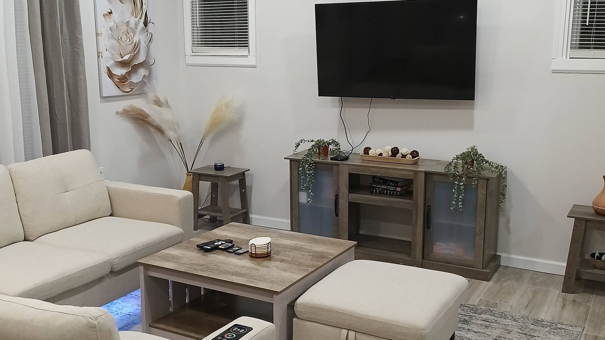 Detroit Apartment | Cozy 2-bedroom apartment with AC, WiFi in charming Detroit