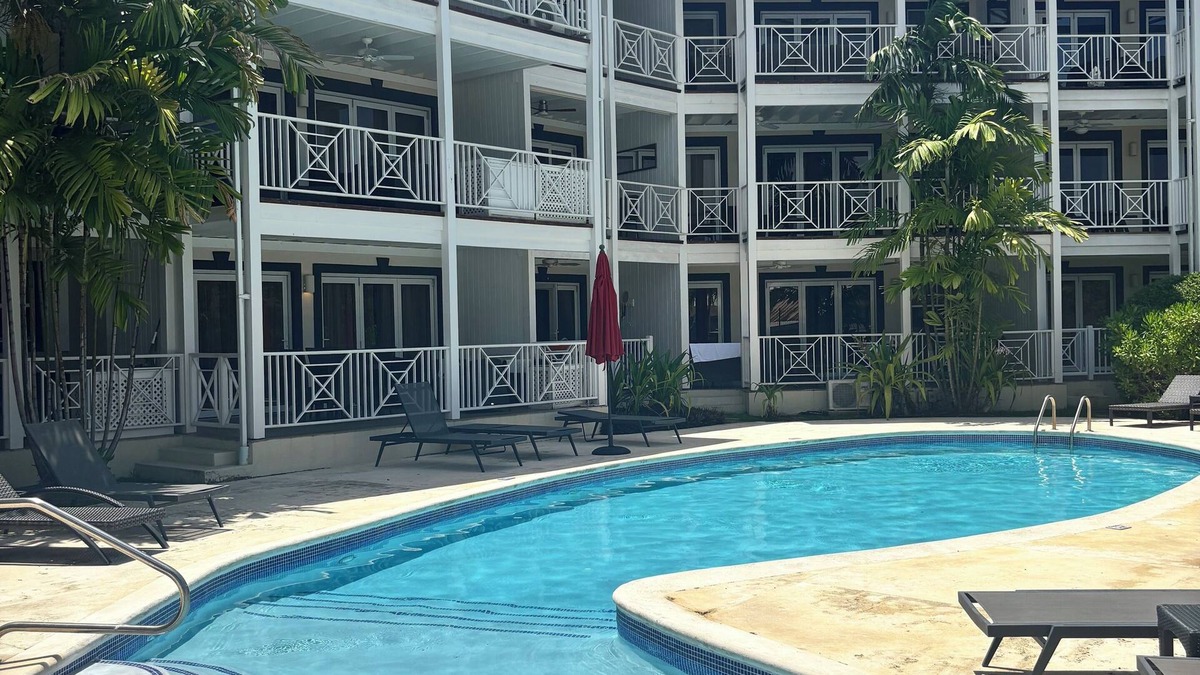 Weston Apartment | Cozy 2-bedroom apartment with AC, 5 min walk from beach