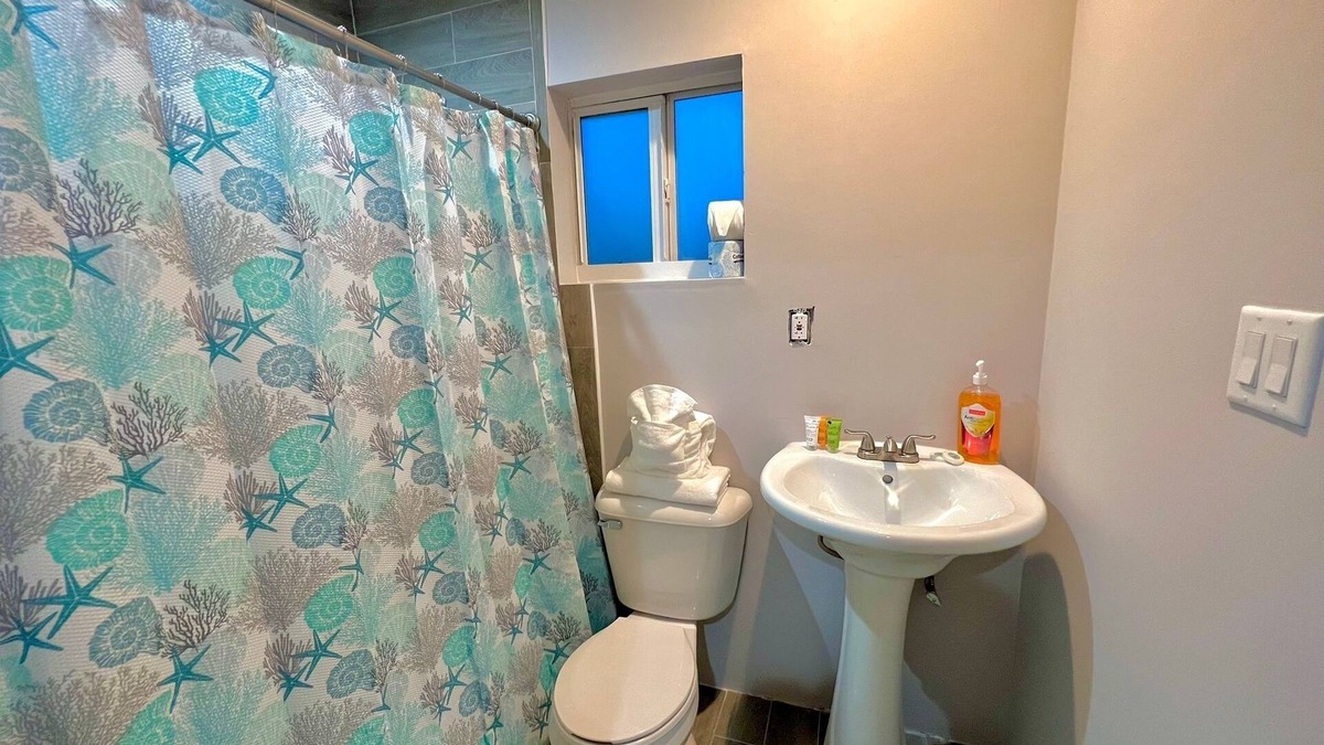 Alice Town House | Cozy 2-bedroom apartment in delightful Bimini with WiFi, AC