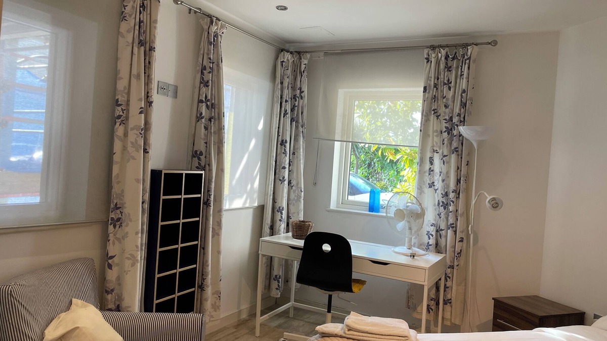 Peninsula Apartment | Cozy 2-bedroom apartment in welcoming London with WiFi