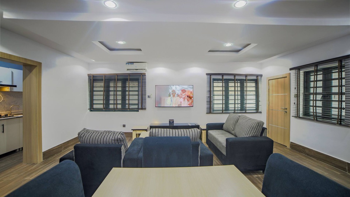 Ikeja Apartment | Cozy 2-bedroom apartment in Ikeja with AC, WiFi