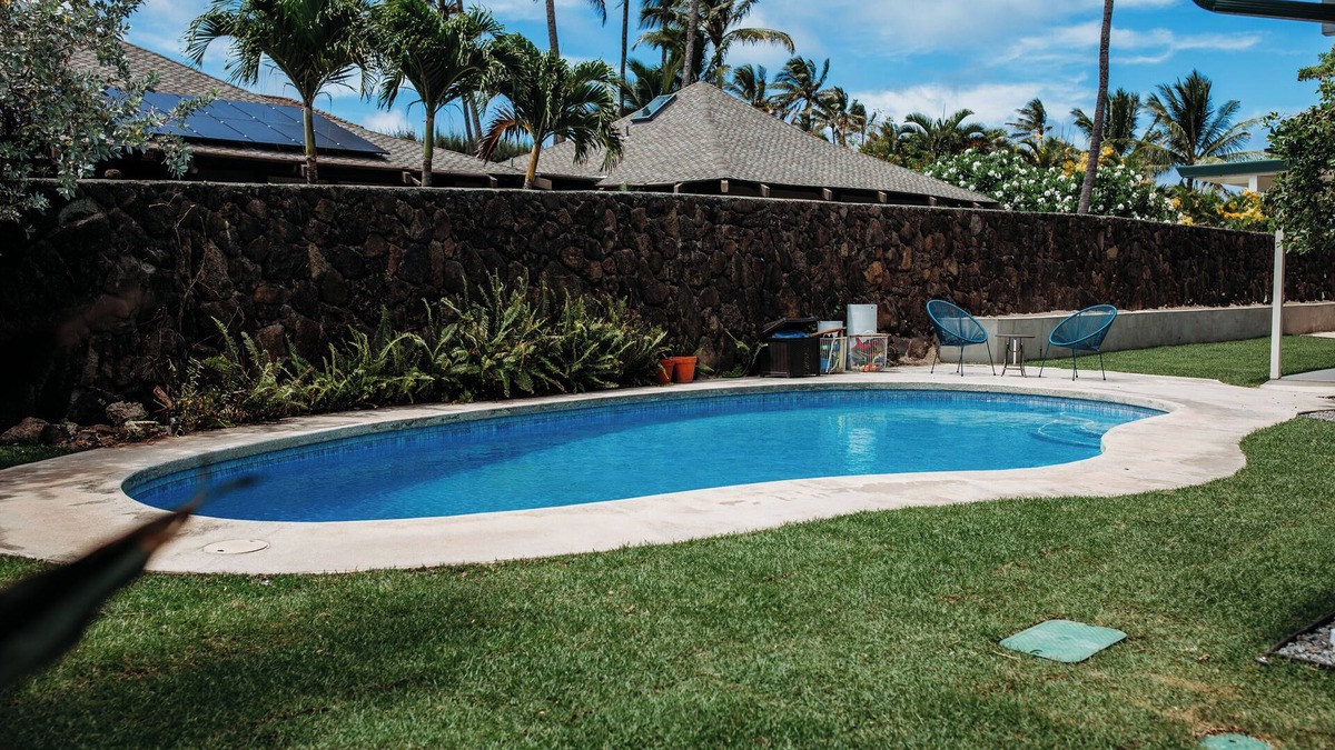 Kalama Tract Apartment | Cozy 2-bedroom apartment in charming Kailua with AC steps from the beach.