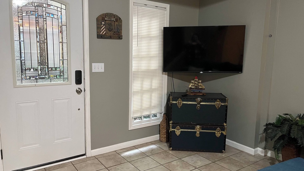 Lorain Apartment | Cozy 2-bedroom apartment in charming Lorain with AC