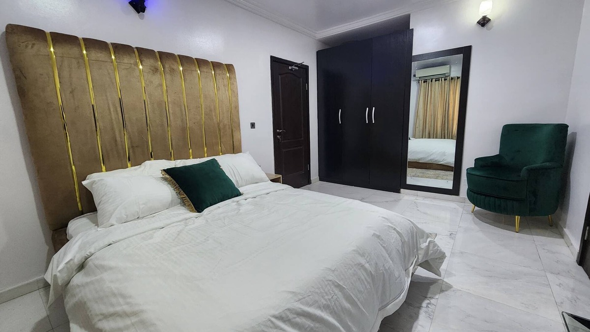 Mushin House | Cozy 2-bedroom bnb in beautiful Palmgrove Estate Ilupeju Lagos with AC & WiFi