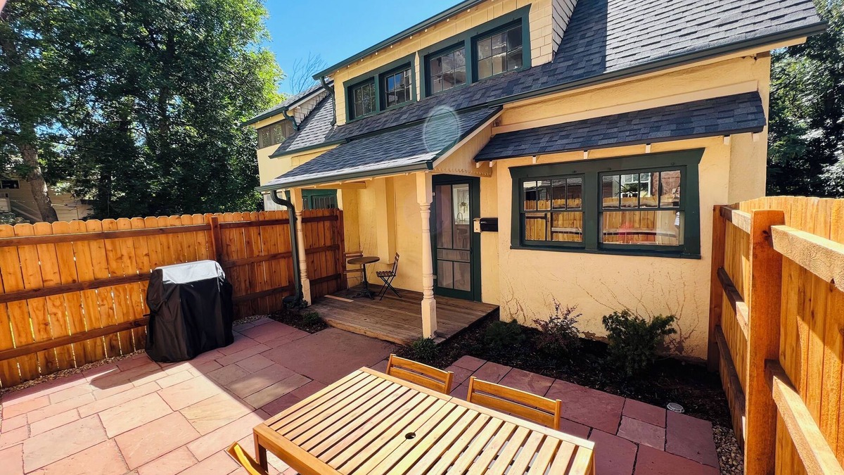 Downtown House | Cozy 2-bedroom bungalow in downtown Boulder with private parking,WiFi & AC