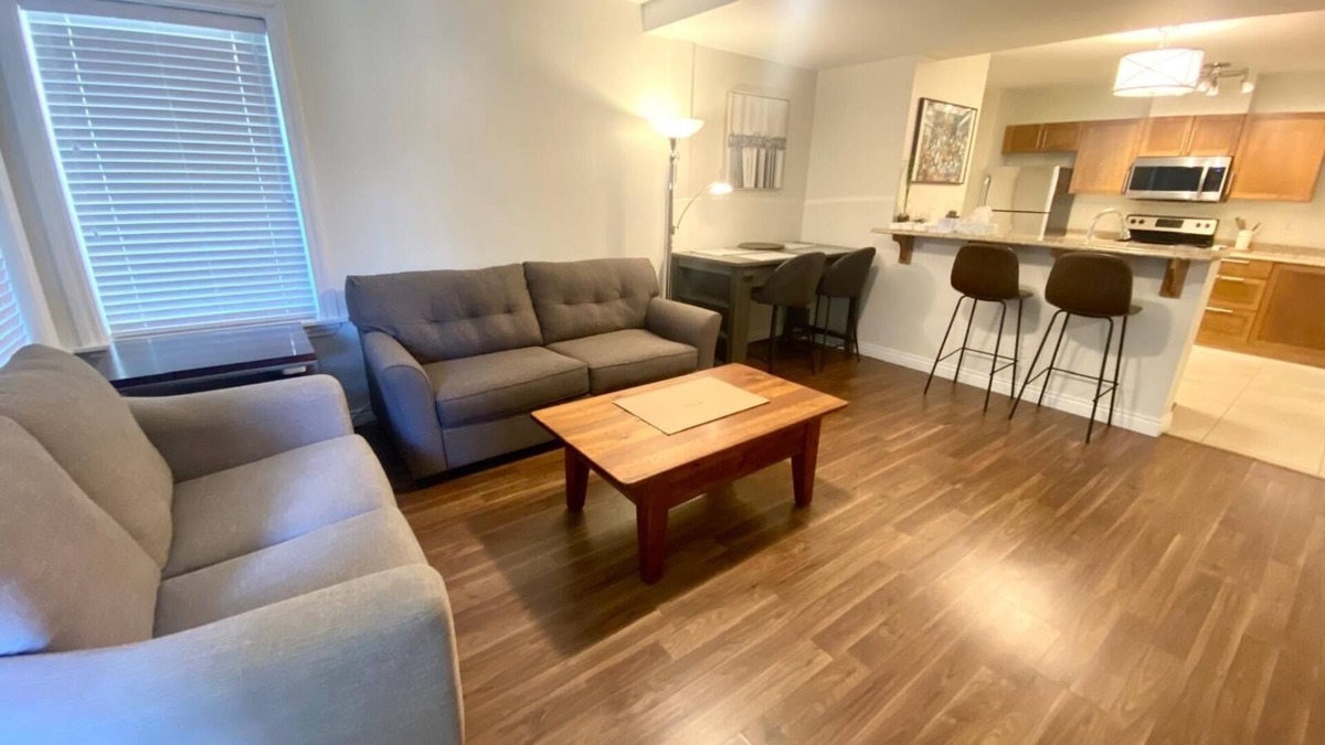 New Westminster House | Cozy 2 bedroom townhouse/parking on downtown New Westminster