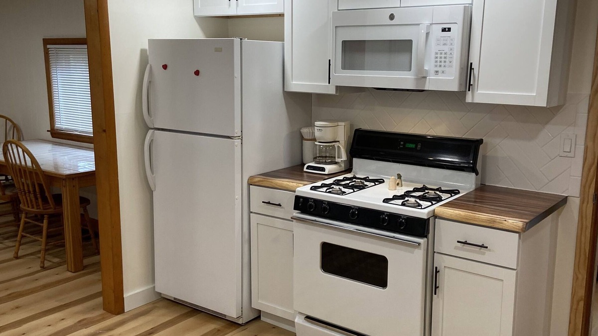 Kalkaska Cabin | Cozy 2-bedroom cabin in Grayling with WiFi