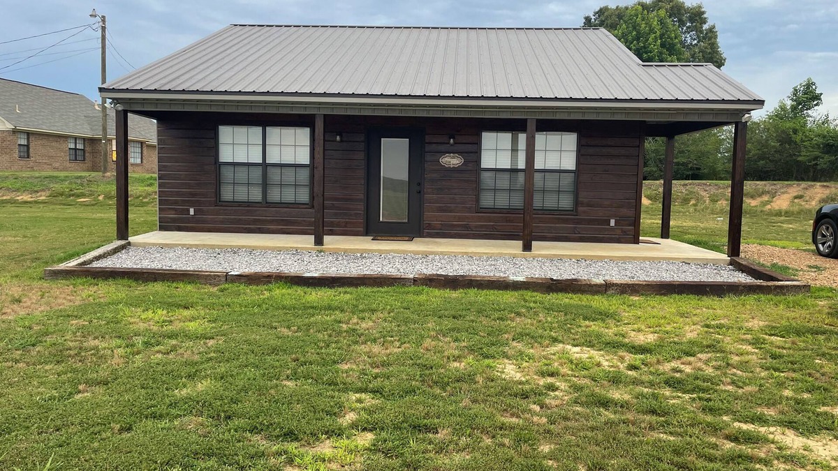 Batesville Cabin | Cozy 2-bedroom cabin with WiFi, AC in soothing Batesville, MS