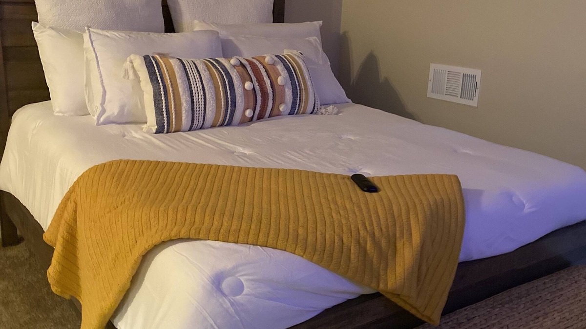 Bayview Apartment | Cozy 2 bedroom condo w/pool table