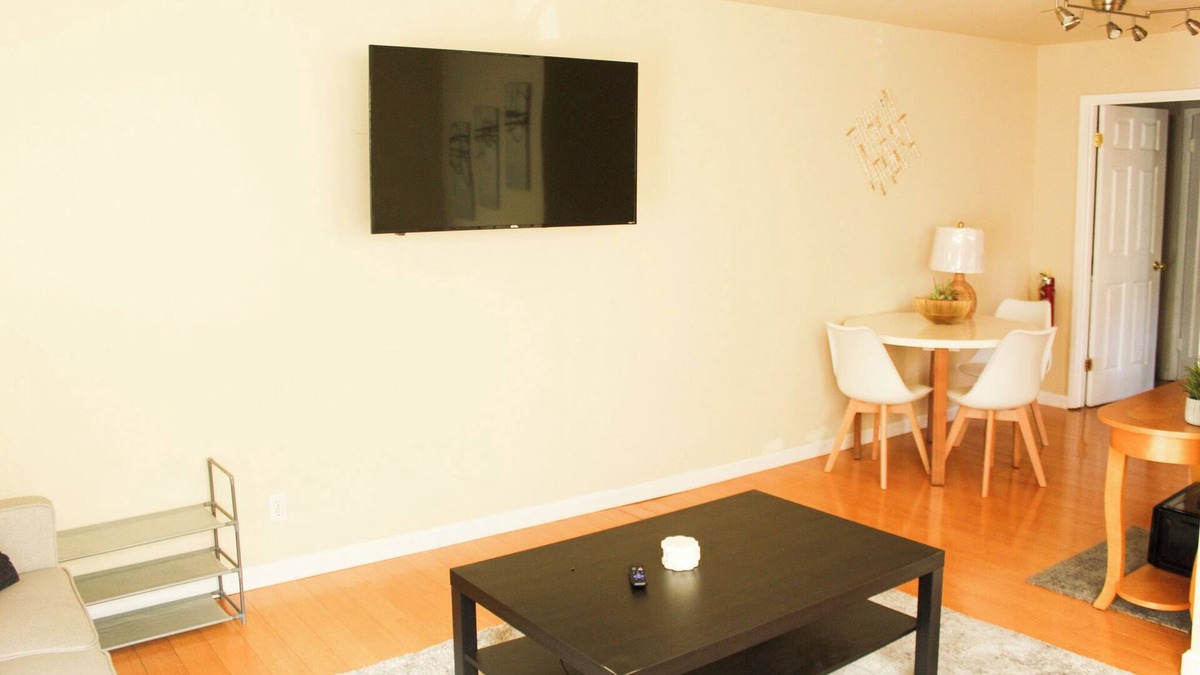 Southwest Berkeley Condo | Cozy 2-bedroom condo in fabulous Berkeley next to the marina