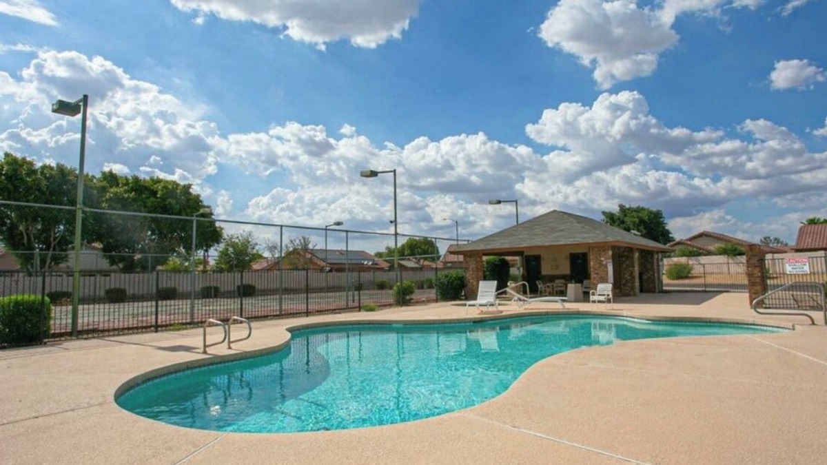Glendale Condo | Cozy 2-bedroom condo in amazing Glendale pool/WiFi 5 min from Peoria Sprt Cmplx