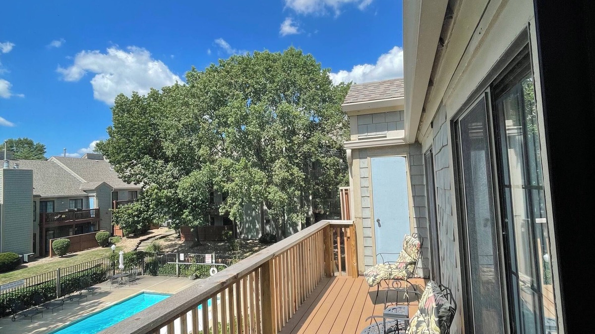 Shawnee Condo | Cozy 2-bedroom condo overlooking pool area in lovely Shawnee