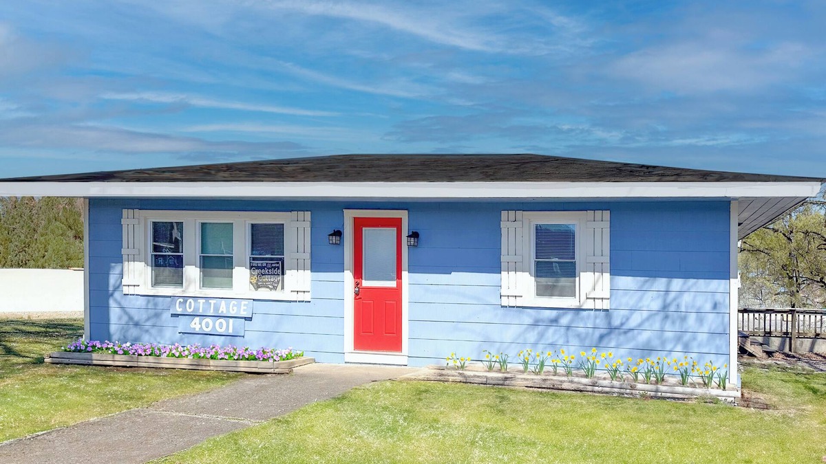 Gatlinburg - Pigeon Forge Cottage | Cozy 2-bedroom cottage with WiFi and AC in pleasant Pigeon Forge - On the River!