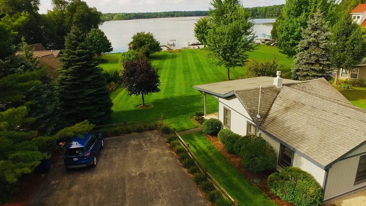Lake Ann Cottage | Cozy 2 Bedroom Cottage Sleeps 7 in the village of Lake Ann