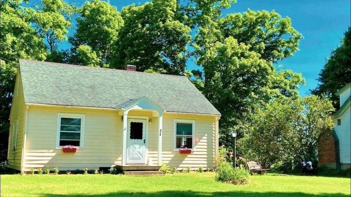 Poultney Cottage | Cozy 2 bedroom cottage located on Poultney River