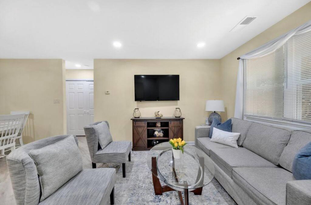 Charlotte House | Cozy 2 Bedroom Duplex In Charlotte, Jacuzzi, Sleeps 6 plus 2