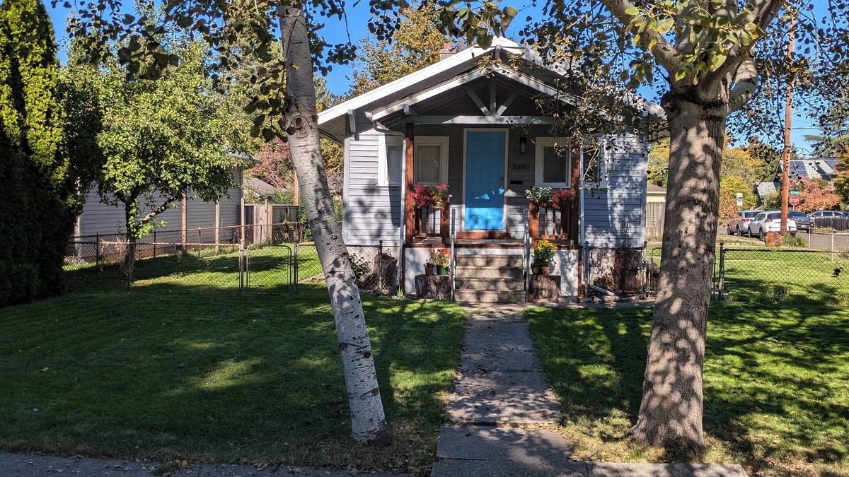 University Park House | Cozy 2-bedroom house across from city park - 5 blocks to U of P with WiFi.