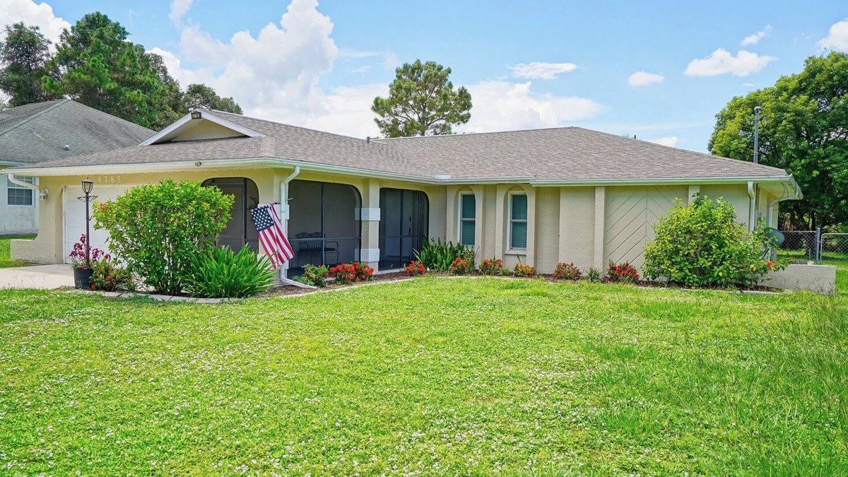 North Port House | Cozy 2-bedroom house in North Port with Caged Pool and Canal