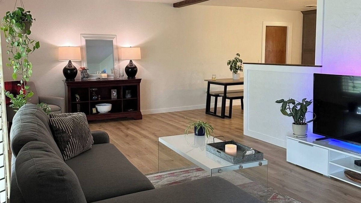 Plainview House | Cozy 2-bedroom house with WiFi and AC in Plainview