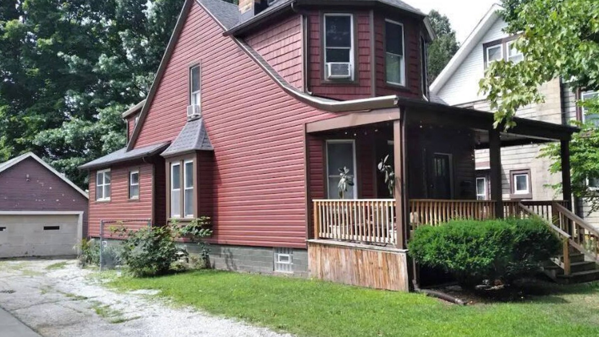 Highland Square Apartment | Cozy 2 bedroom in Highland Square, pets welcome!