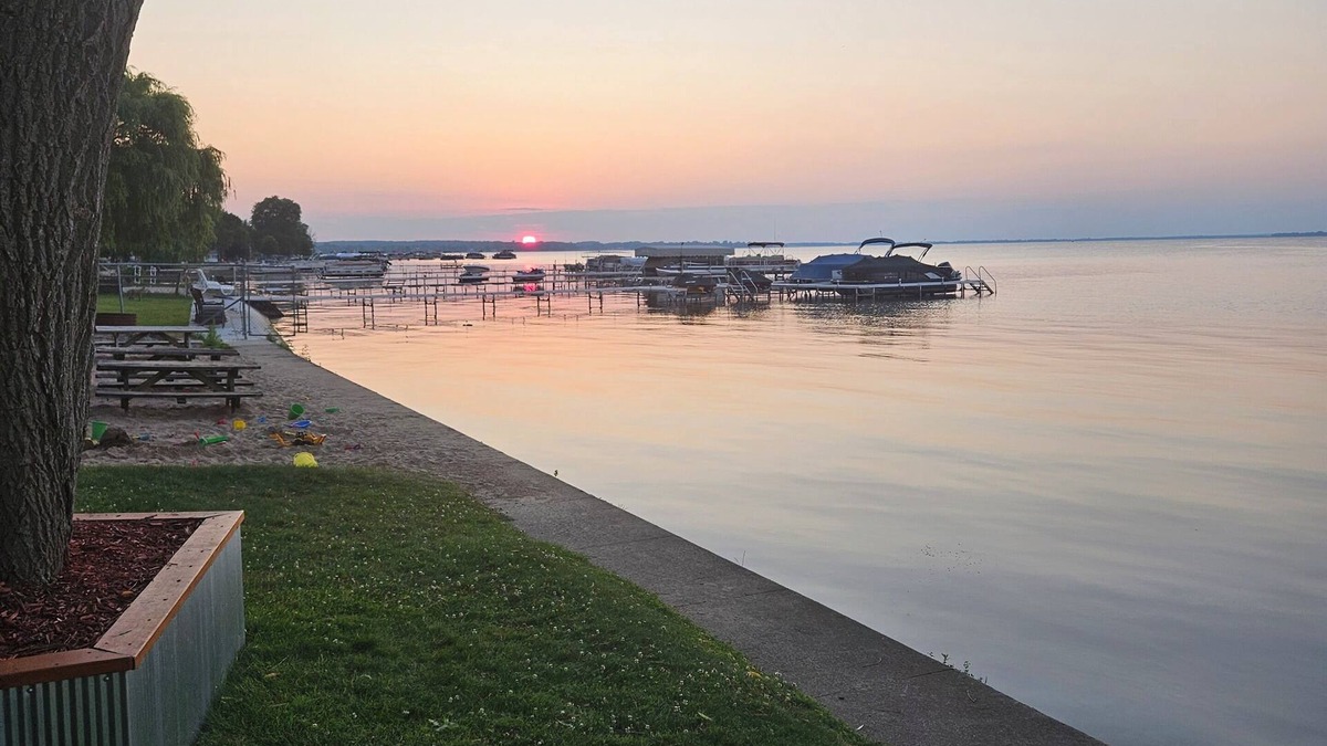 Houghton Lake Cabin | Cozy 2-bedroom log cabin in charming Houghton Lake with AC
