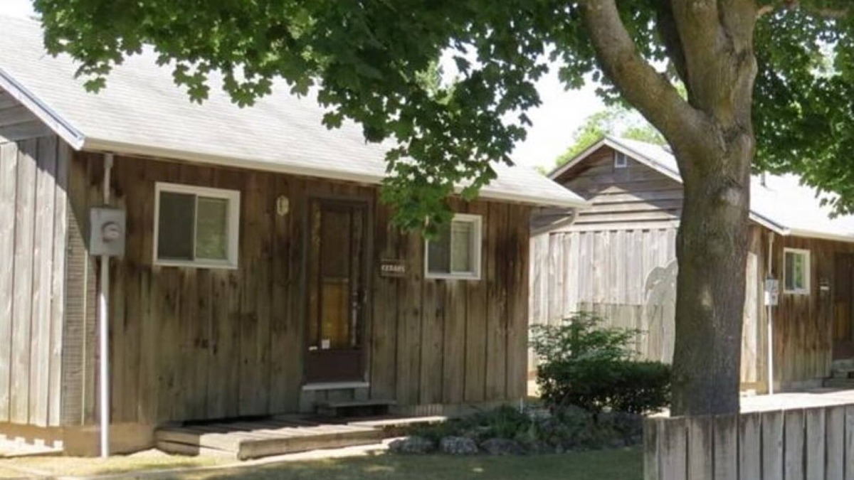 Sauble Beach Cottage | Cozy 2 Bedroom Located In The Heart Of Downtown Sauble