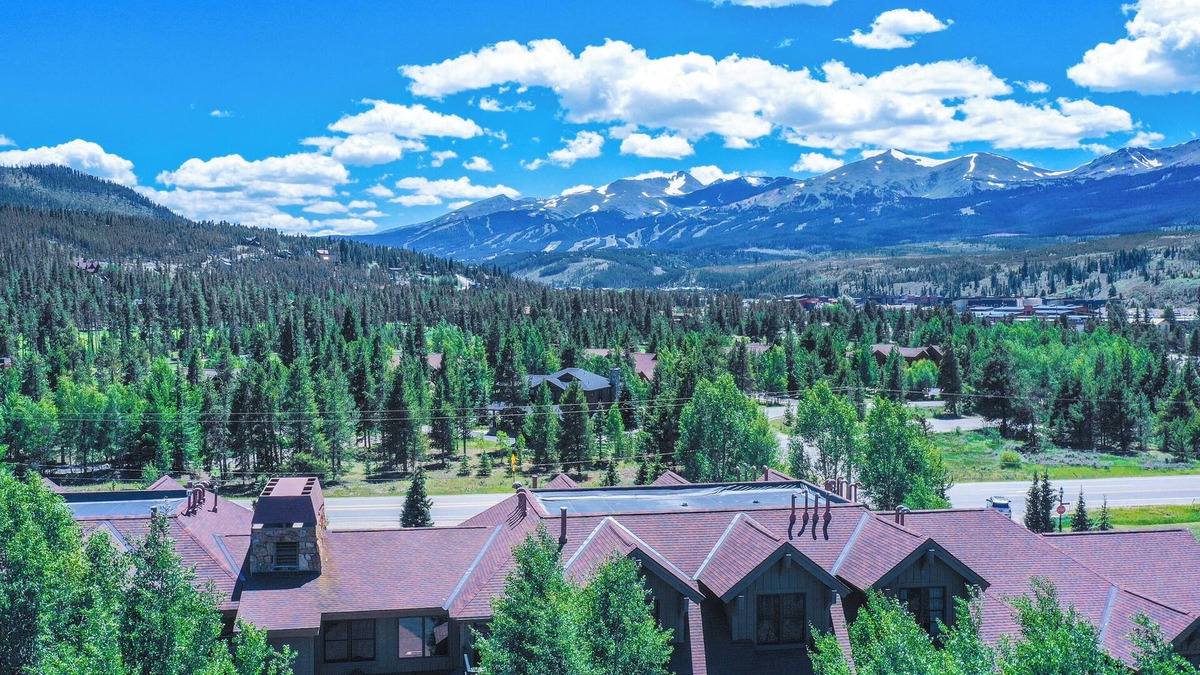 The Highlands Cabin | Cozy 2-bedroom lodge in lovely Breckenridge with WiFi, sauna, and fitness room