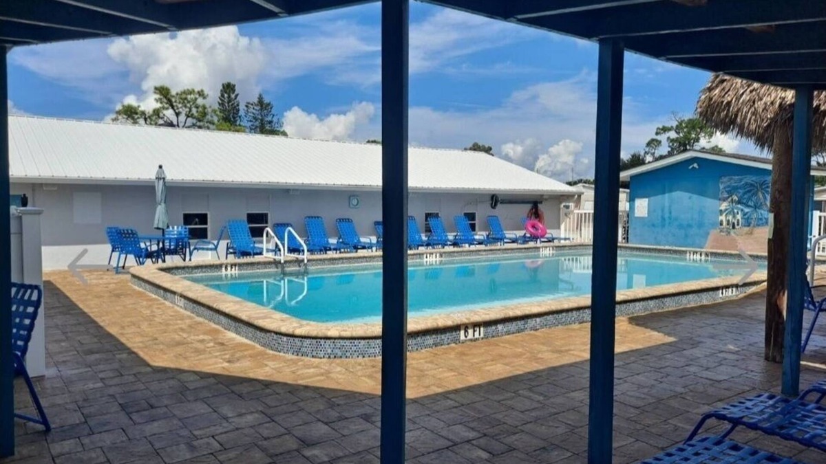 Jacarandas House | Cozy 2-bedroom mobile home in cool North Fort Myers with WiFi, AC