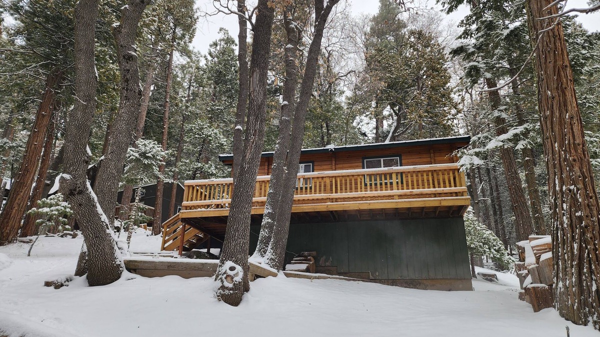 Alta Sierra Cabin | Cozy 2-bedroom Cedar cabin in charming Sequoia National Park with WiFi