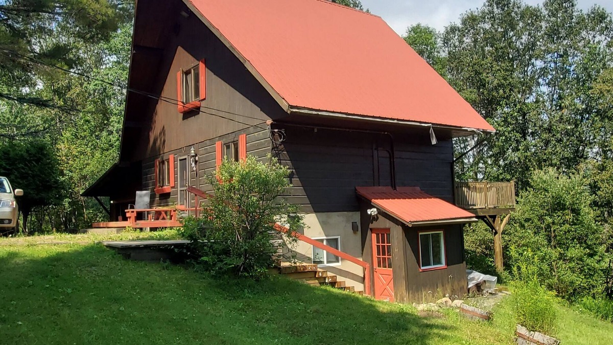 Mont-Tremblant Apartment | Cozy 2 bedroom with fireplace and small swimmable lake 15 min from Mt Tremblant