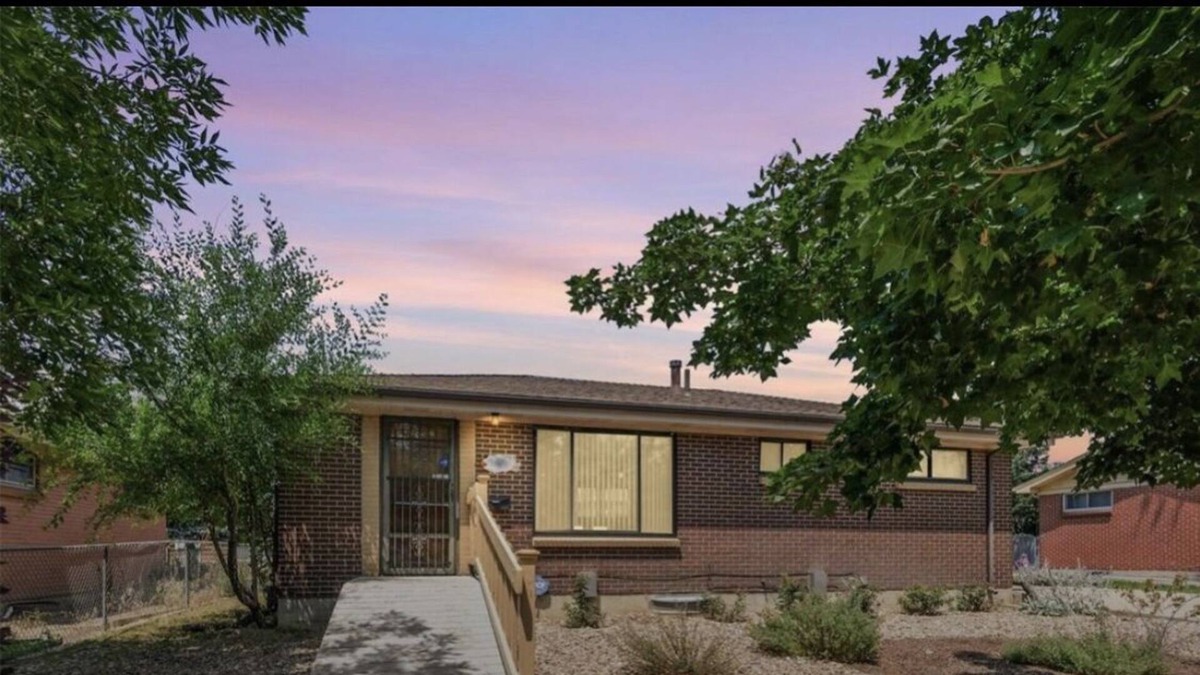 Aurora House | Cozy 2 Bedroom w/ Necessities Provided