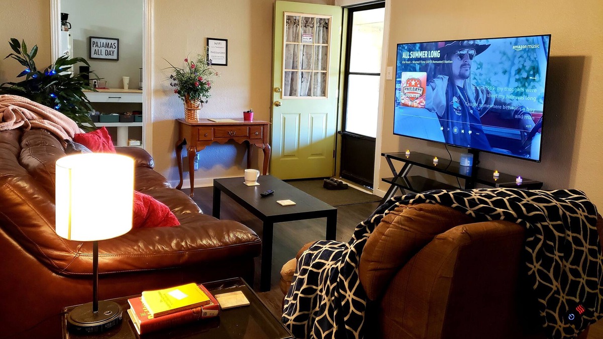 Portales House | COZY & 2 blocks to ENMU~Perfect for single travelers, couples, or small families