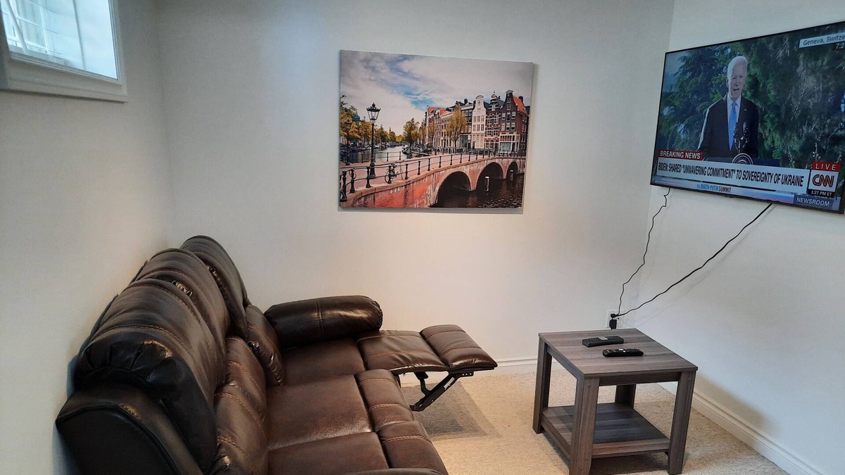 Saskatoon Downtown House | Cozy 2 BR basement suite in Varsity View near RUH