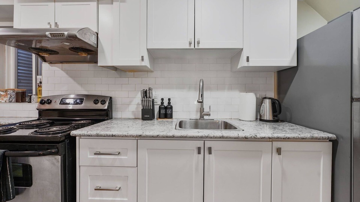 The Peanut Apartment | Cozy 2 BR Bsmt Apt | Free Parking, Mins to Senaca