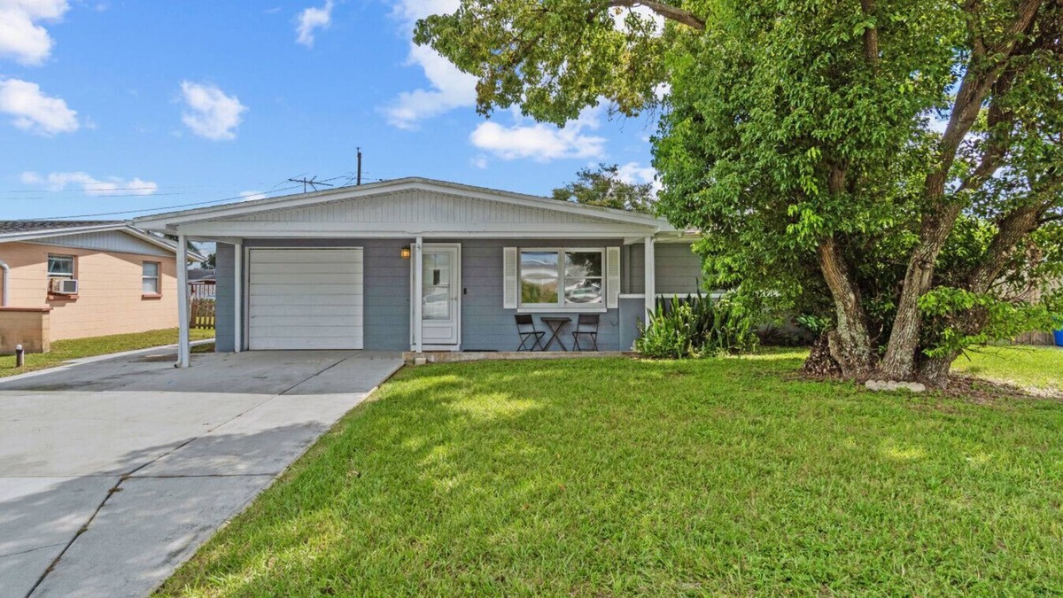 Holiday Apartment | Cozy 2 BR home close to Beaches and Sponge Docks!
