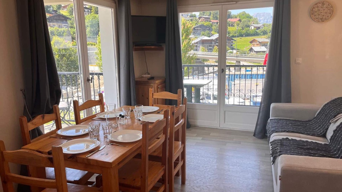 Saint-Gervais-les-Bains Apartment | Cozy 2-Room Cabin Apartment, Sleeps 6, Near Ski Lift with Pool and Ski Locker