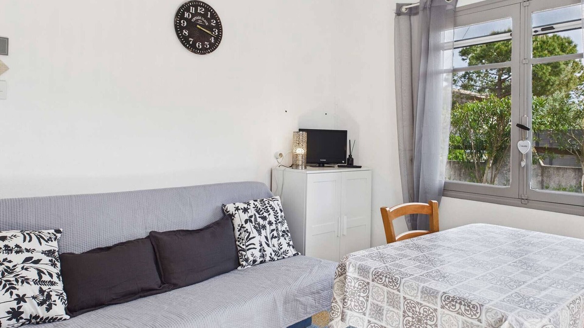 Marseillan Plage Apartment | Cozy 2-Room Apartment with Large Terrace for 5, Pet-Friendly, Parking Included