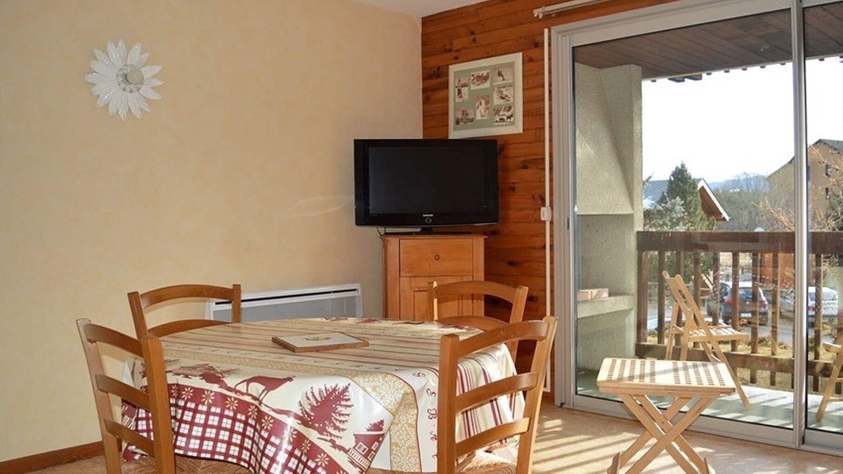 Pyrenees 2000 Apartment | Cozy 2-Room Apartment for 6 with Terrace, Near Ski Slopes, Pet-Friendly