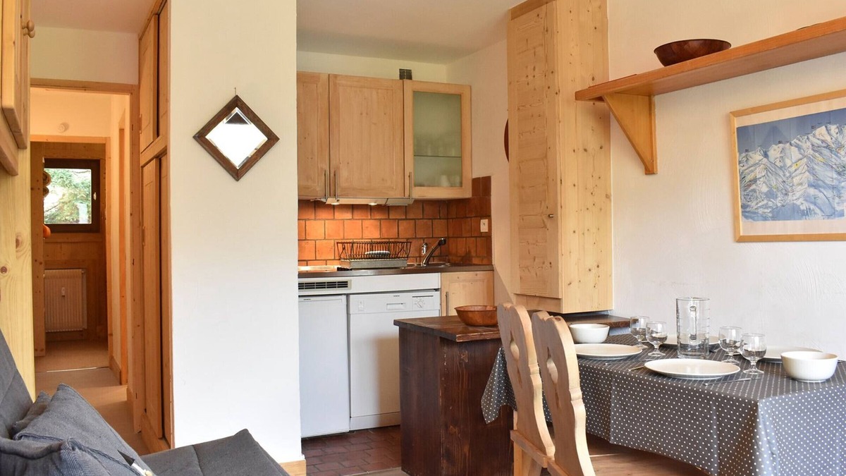 Meribel Apartment | Cozy 2-Room Apt for 4, 100m from Slopes, Balcony, Pet-Friendly, WiFi - Méribel
