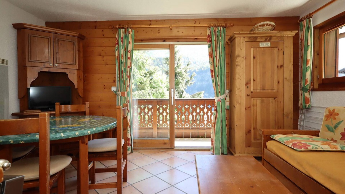 Les Houches Apartment | Cozy 2-Room Cabin Apartment for 5 with Direct Ski Access, Pool, and Mountain Views
