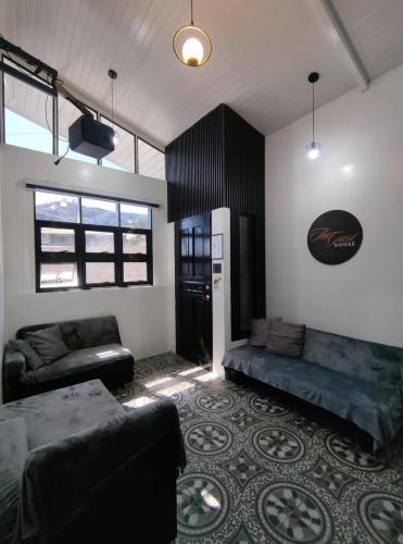 Baguio House | Cozy 2 rooms, 2 bathrooms, Loft, Balcony with Free Parking