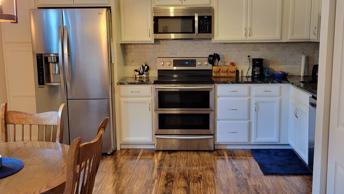 Buechel Condo | Cozy, 2 story townhouse Putting green and playroom.