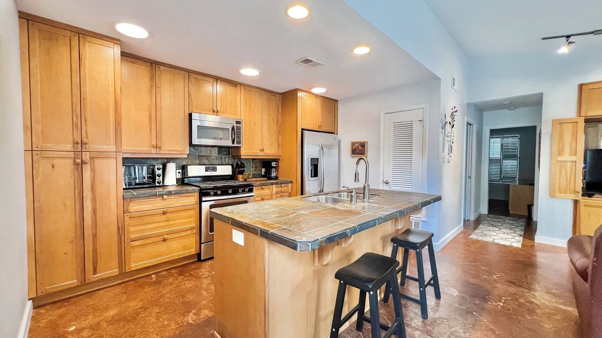 St. Edwards Apartment | Cozy 2bd/1br Apt mins Away From Downtown