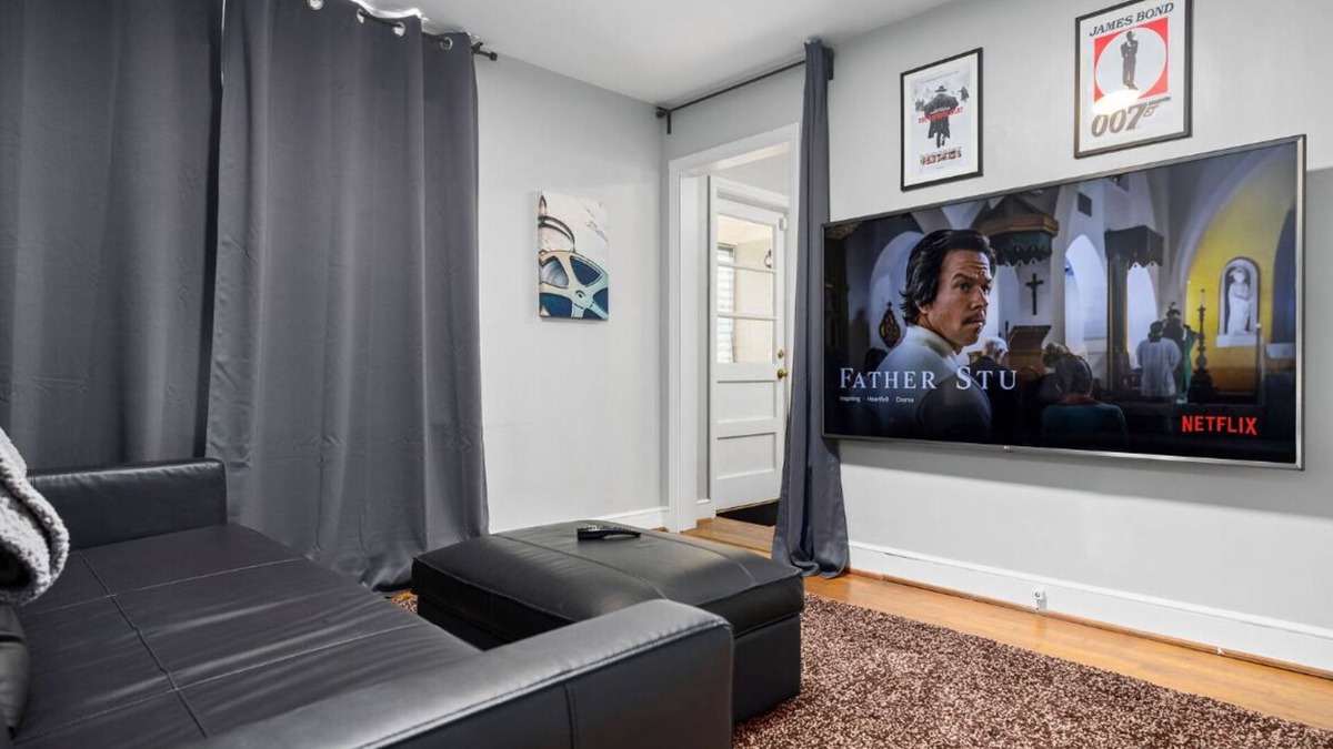Lindley Park House | Cozy 2bd/1bth +80" TV Movie Room