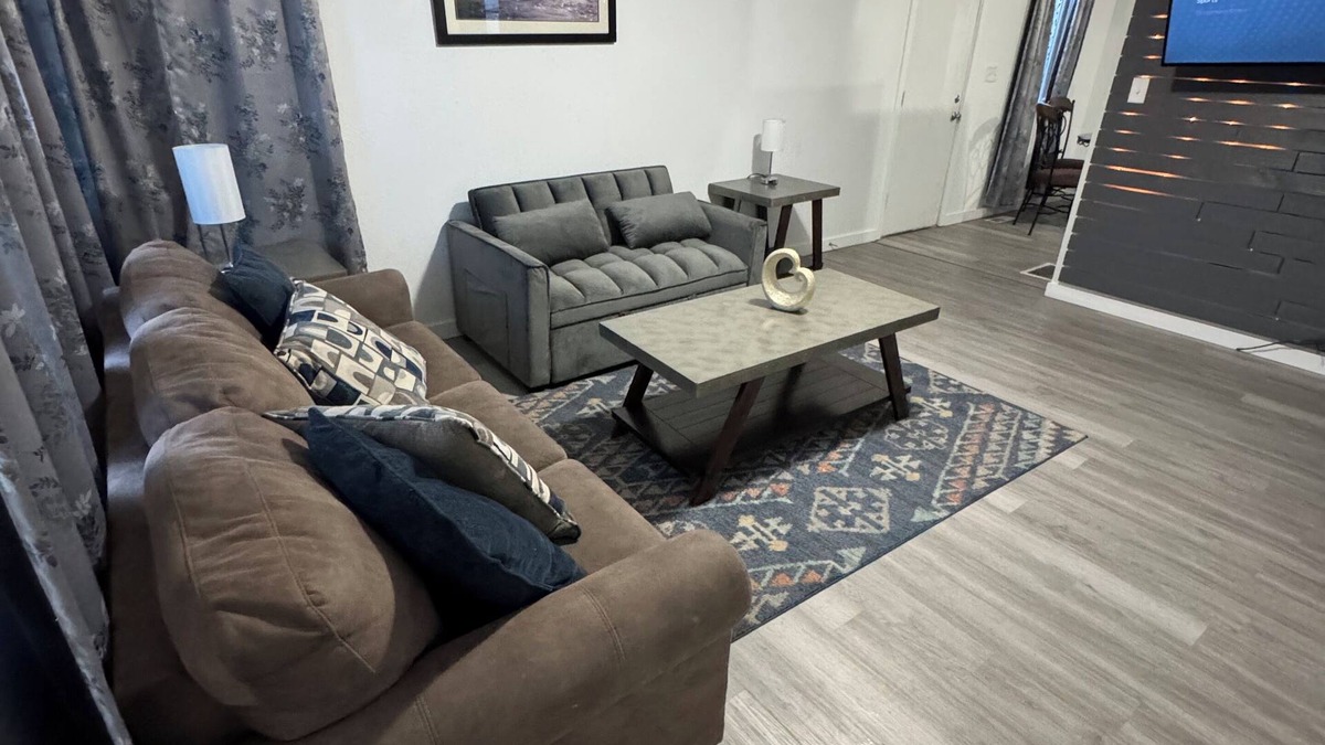 Airport Heights Community Council House | Cozy 2BD house A Russian Jack